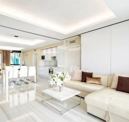 White Luxury Apartament *